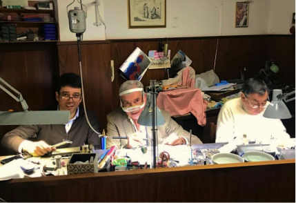 foto di due generazioni della famiglia Violetti all'opera nel loro laboratorio orafo